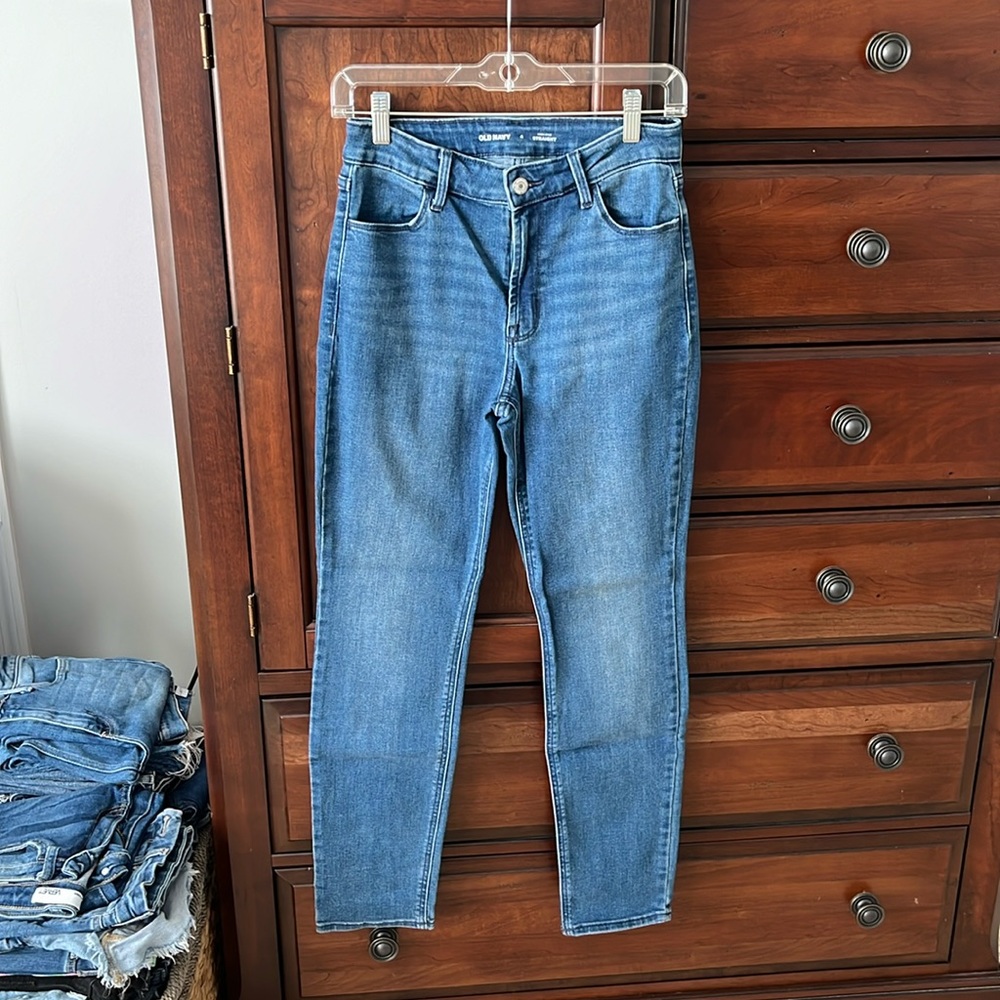 Dark washed old navy skinny jeans! Size 4 with stretch!